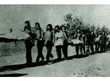 1947年胶东保卫战中，妇女们自愿组织了担架队救护伤员