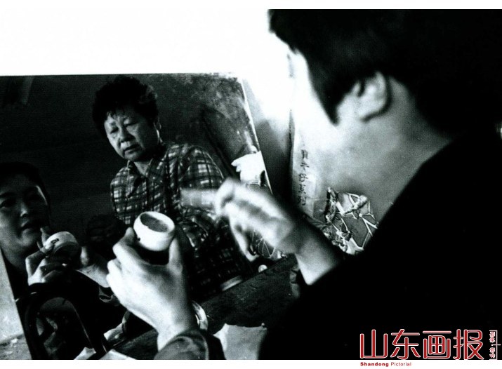 母亲为女儿演出前化妆