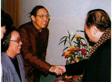 1997年11月28日，潘承洞逝世前一个月，在病房会见台湾客人（李湘军　摄影）