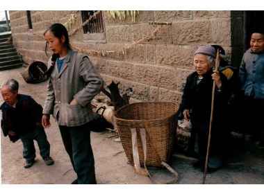 敬老院里的几位老人与前来买菜的邻村姑娘在一起