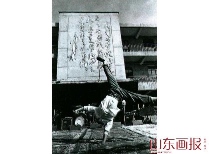 排练之余，爱露一手的何吉军在舞台上打起了“车轮”