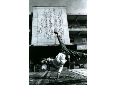 排练之余，爱露一手的何吉军在舞台上打起了“车轮”