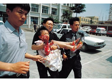 被救出的孩子已被扎伤多处