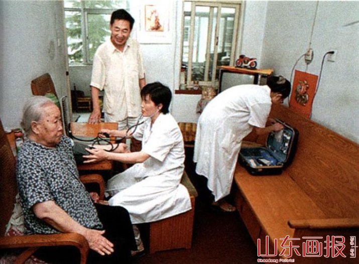 社区卫生站医生正在出诊