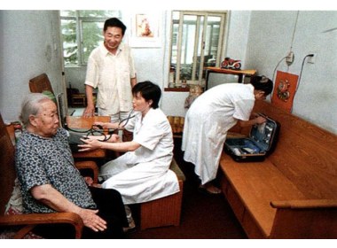 社区卫生站医生正在出诊