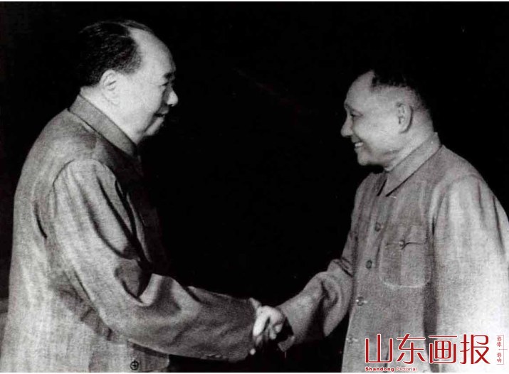 1974年底，毛泽东主席和邓小平同志亲切握手
