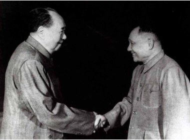 1974年底，毛泽东主席和邓小平同志亲切握手