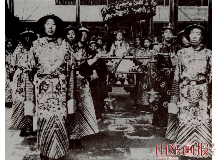 乘太监们抬得肩舆出行巡游的慈禧太后在颐和园和园仁寿殿前留影