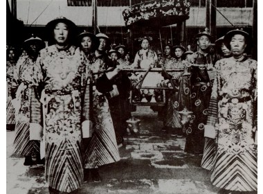 乘太监们抬得肩舆出行巡游的慈禧太后在颐和园和园仁寿殿前留影