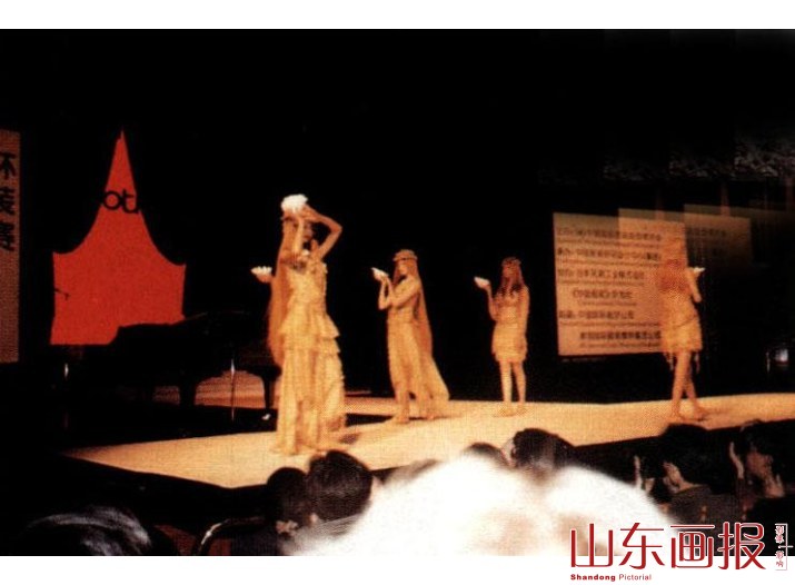 1996年5月，刘涛的“金螺梦”组装在第四届“兄弟杯”中国国际青年服装大赛中获铜奖。