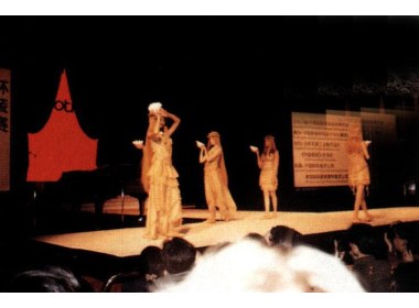 1996年5月，刘涛的“金螺梦”组装在第四届“兄弟杯”中国国际青年服装大赛中获铜奖。