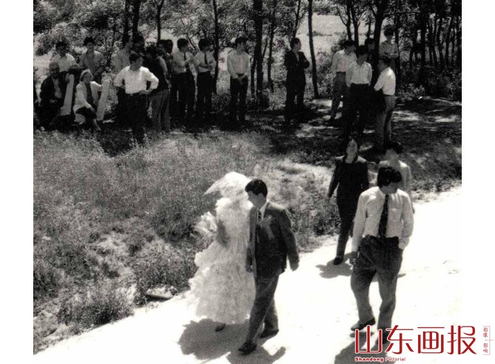 一对对幸福的情侣来海滨举行婚礼