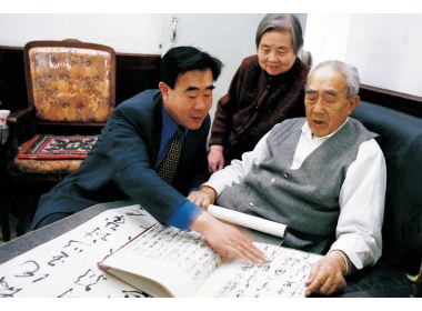 在家里，张逊三先生时常同儿子张少青讨论书法