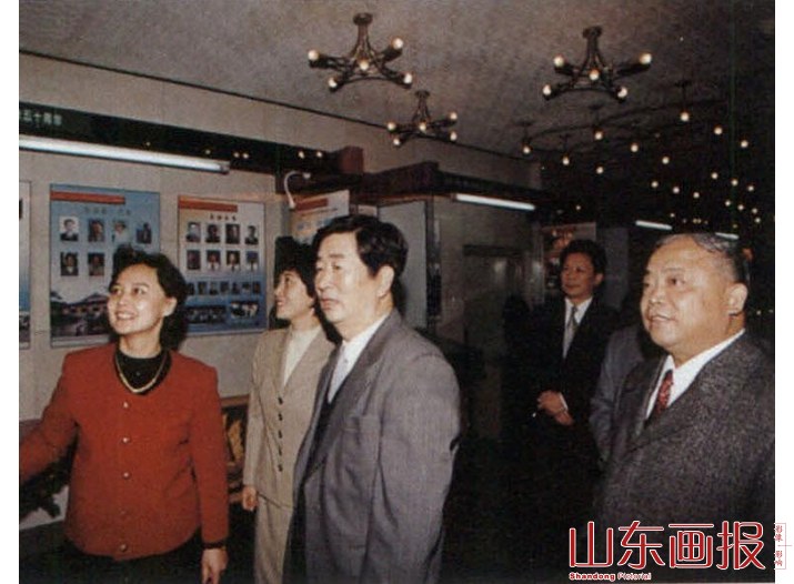 省领导同志、韩喜凯、王修智参观省广播电台50年成就展览