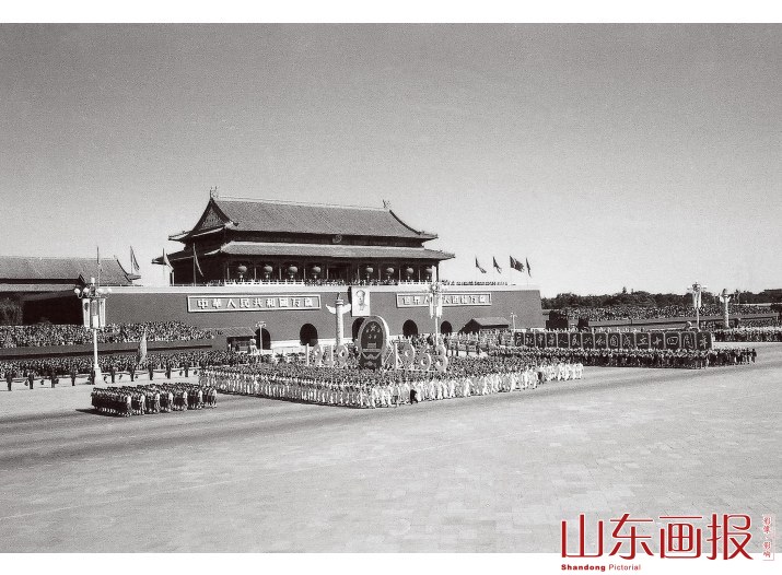 庆祝国庆大游行的第一个方队通过天安门