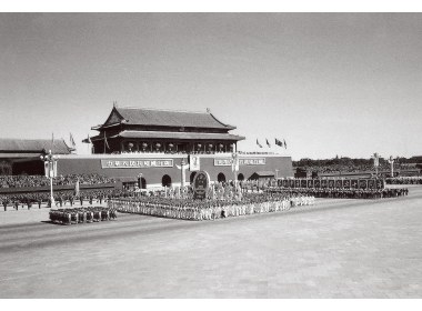 庆祝国庆大游行的第一个方队通过天安门