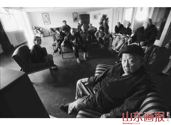 一位老人在看电视的时候睡着了