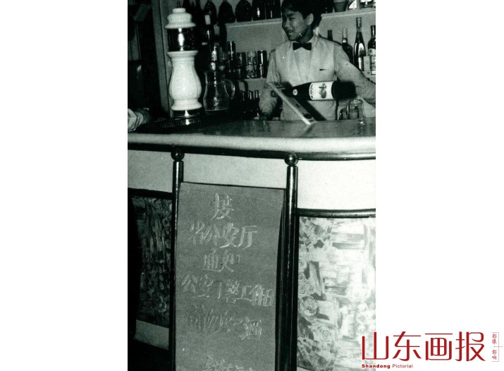 济南、日照等地的许多酒店挂出了规劝干警工作日请勿饮酒的牌子，配合全省公安禁酒