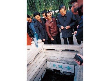 杨教授参观济南名泉之一金线泉