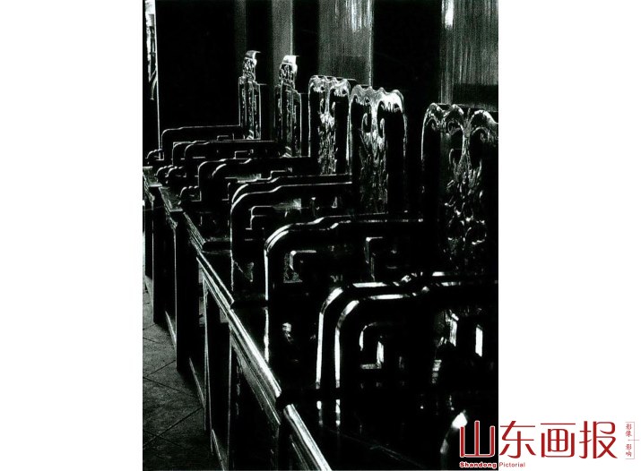 古老的太师椅装点厅堂