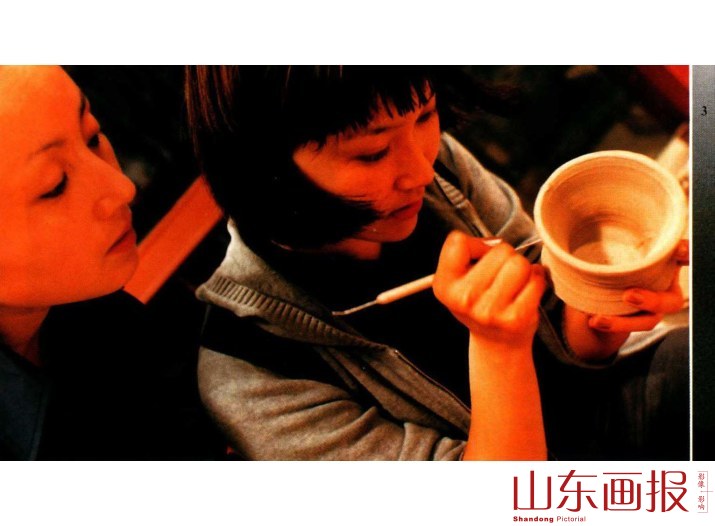 烧窑以前在自己第一件陶器上刻上属于自己的图案