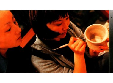 烧窑以前在自己第一件陶器上刻上属于自己的图案