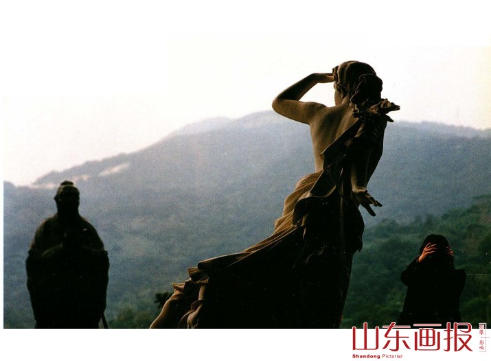 故宫门前的欧洲雕塑与孔子像