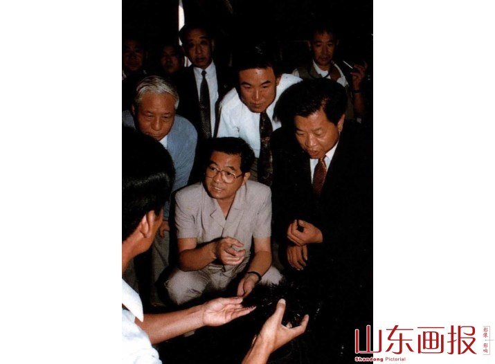 胡锦涛在荣成市寻山海珍品养殖场了解近海养殖情况