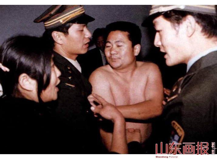 一持刀行凶者被当场抓获