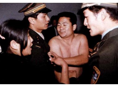 一持刀行凶者被当场抓获