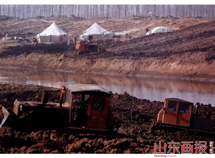 为支持山东省的“三峡工程”，不少来自江苏、安徽、河南等地的“外援”工程队，在工地上安营扎寨