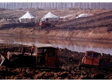 为支持山东省的“三峡工程”，不少来自江苏、安徽、河南等地的“外援”工程队，在工地上安营扎寨