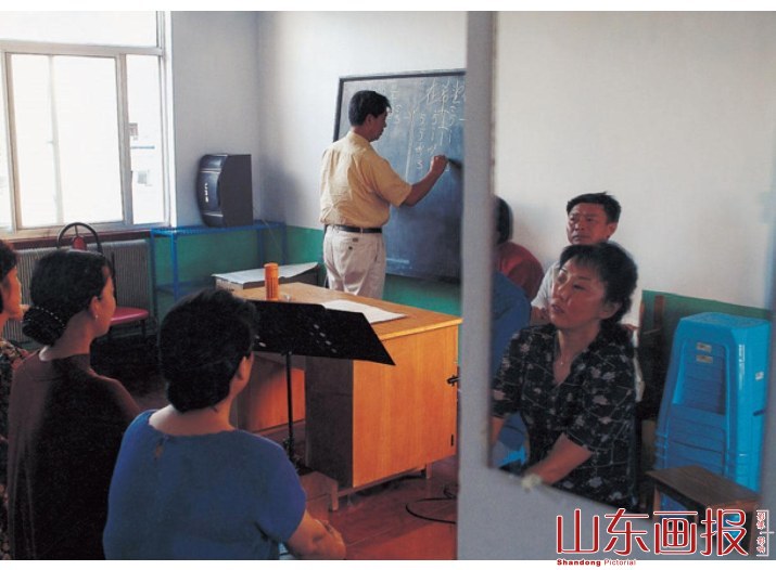 等待上场的孩子们