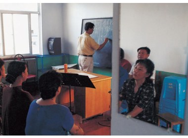 等待上场的孩子们