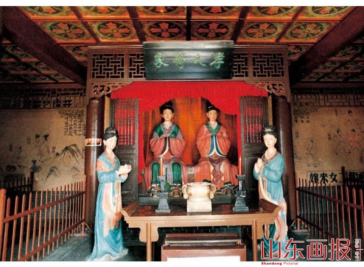 娥皇、女英的雕塑引来很多游人
