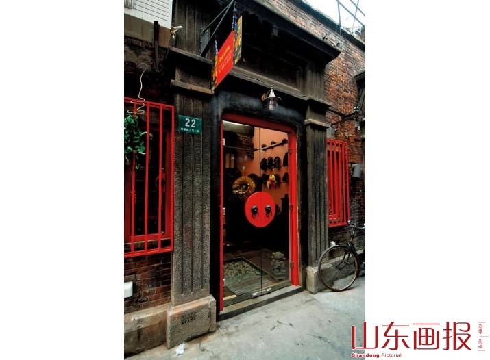 黑漆大门后面是时髦而独特的画廊工作室