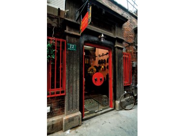 黑漆大门后面是时髦而独特的画廊工作室