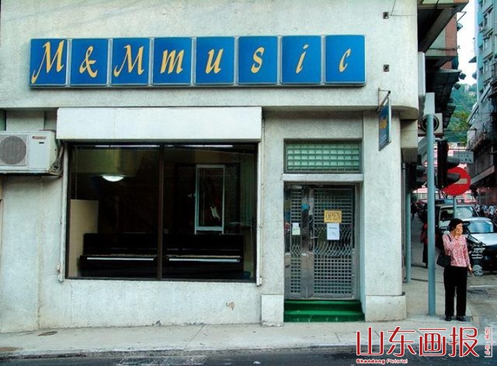 ﻿营业中的小店却大门紧闭