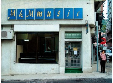 ﻿营业中的小店却大门紧闭