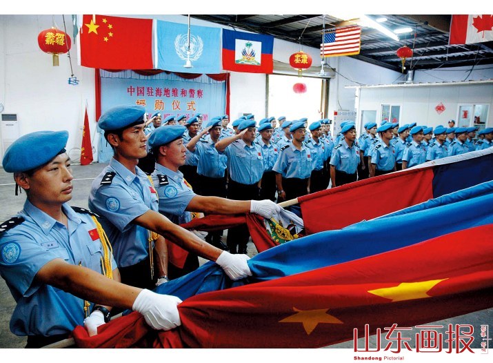 接受授勋的中国驻海地维和警察防暴队