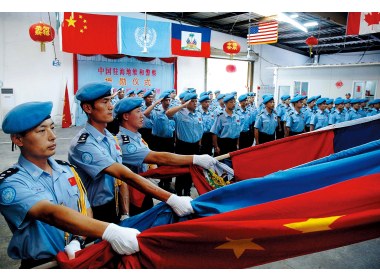 接受授勋的中国驻海地维和警察防暴队