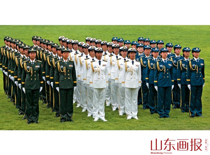 着礼服的海陆空三军女军官