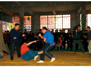大观园内摔跤武术比赛现场