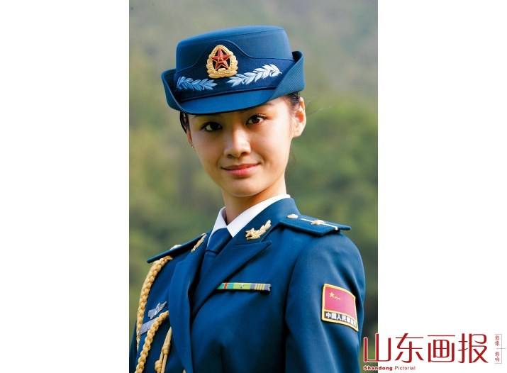 着海军礼服的女军官