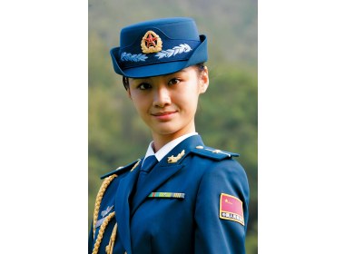 着海军礼服的女军官
