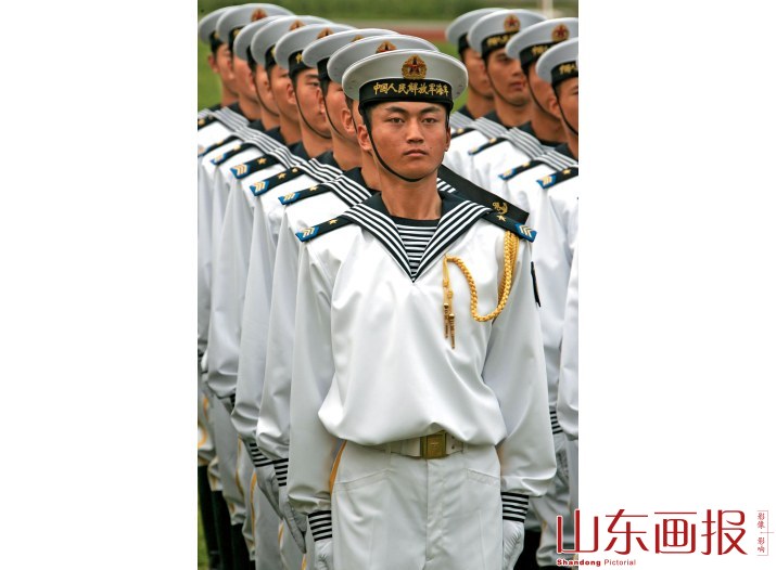 着仪仗队礼宾服的海军士兵