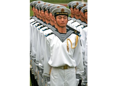 着仪仗队礼宾服的海军士兵