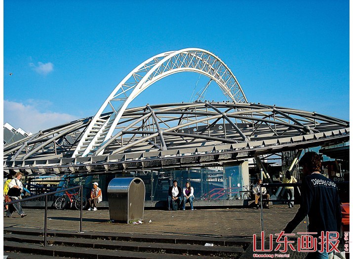 鹿特丹的现代建筑透着一种钢铁的“味道”