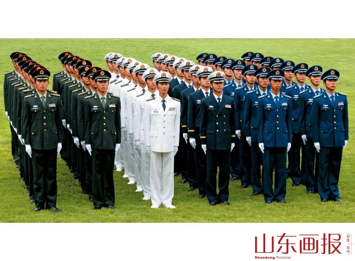 着春秋常服的海陆空三军男军官