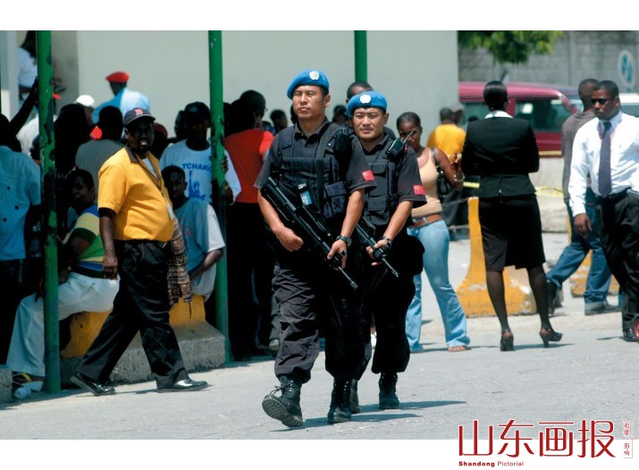 中国维和队员在海地执勤